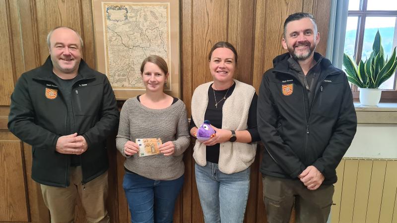 Geldübergabe Eichelsammlung